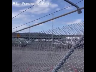 Самолет United Airlines, вылетевший из Сан-Франциско в Японию, потерял при взлете шину и был вынужден экстренно сесть в Лос-Андж