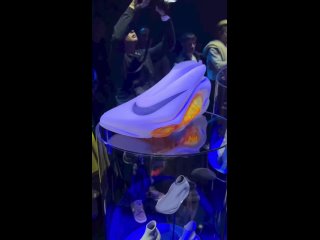 Nike представила в Париже новые модели кроссовок AIR — их дизайн полностью сделан нейросетями.