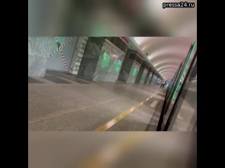 В метро машинист случайно остановился на закрытой станции Чернышевская и высадил пассажиров. Горож