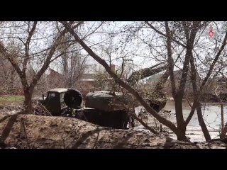 Военнослужащие сводного инженерного отряда Ясненского ракетного соединения готовят сеть водоотводных