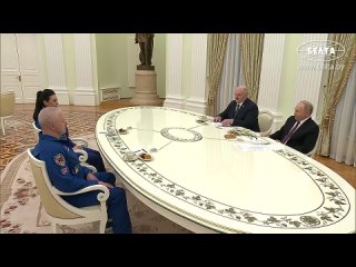 Владимир Путин и Александр Лукашенко встретились с космонавтами Олегом Новицким и Мариной Василевской