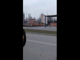 ️В Луганске автомобиль разрушил детскую площадку