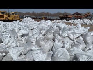 За несколько дней в Упоровском районе наполнили песком 50 тысяч мешков. Но сейчас нужен резерв. Глава района призывает всех жите