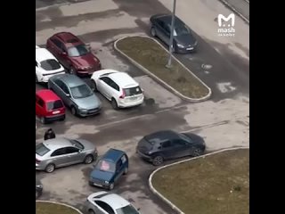 Житель Кудрово использует “Оку“, чтобы занять место на парковке