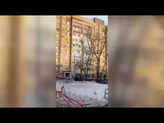 Появилось видео падения мужчины с пятого этажа в Казани