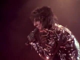 Alice Cooper - Bed of Nails (from Alice Cooper Trashes The World)
