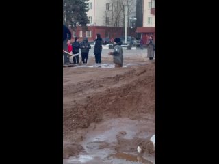Школьники застряли в грязи прямо в центре подмосковного Солнечногорска. (3)