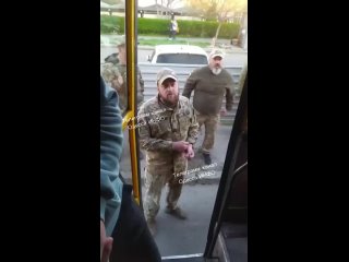 Беспредельная мобилизация в Одессе： мужчину силой пытаются вытащить из автобуса