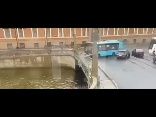 Автобус с людьми упал в реку Мойку в Санкт-Петербурге