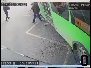 Появилось видео с моментом ДТП в Курске с участием двух автобусов и нескольких машинПо последним данным, число пострадавших до
