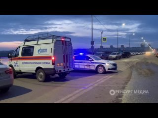 На улице Уральской в Оренбурге сейчас действует оперативный штаб с городскими спасателями,