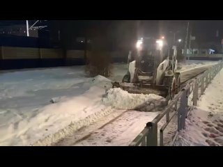 В Красноярске дорожники борются с последствиями весеннего снегопада