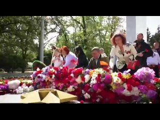 Мелитопольцы отмечают великий День Победы  возлагают цветы к памятникам наших прославленных воинов-освободителей, поздравляют в