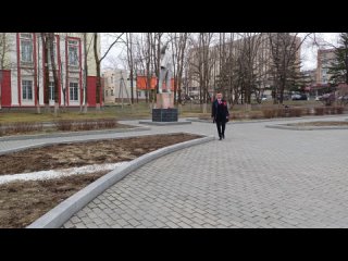 Возложил цветы к памятнику В. И. Ленина в городе Артёме