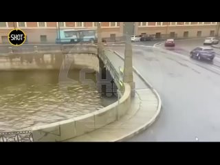 Автобус с людьми упал в реку Мойку после ДТП на мосту в Питере    По данным местных СМИ, автобус столкнулся с... (видео)