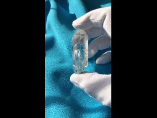 Фантомный кристалл гималайского кварца с зёрнами хлорита
