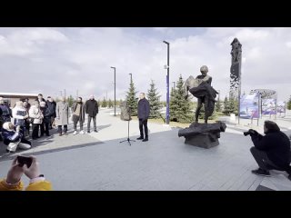 Александр Дрозденко осмотрел памятник «Детям-жертвам войны на Донбассе»