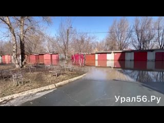 На Ужгородской в Орске вода затопила гаражи, двор и подбирается к многоквартирному дому
