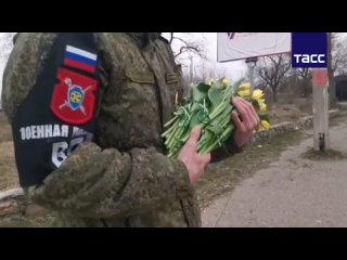 💐Военнослужащие военной комендатуры Херсонской области устроили акцию “Цветы для автоледи“ в Геническе в преддверии 8 Марта.