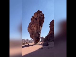 Удивительныи инзельберг на пустынных просторах Саудовскои АРАВИИ