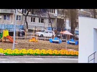 Кадры прилета украинского снаряда во двор жилого дома в Белгороде попал на камеру видеонаблюдения — взрыв раздался прямо возле д