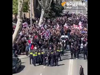 🇬🇪У главного офиса “Грузинской мечты“ в Тбилиси проходит акция протеста.  Несколько тысяч представителей и сторонников партии “К