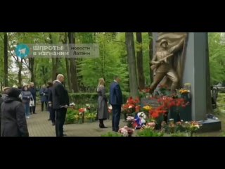 Российские дипломаты в Латвии возложили цветы на Покровском кладбище в Риге
