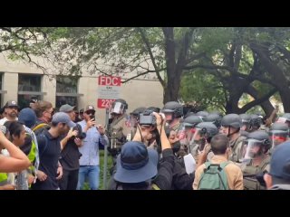 Значительные силы полиции стянуты в кампус университета Остина в Техасе, где начались столкновения с участниками акции протеста