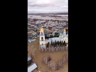 Собор Петра и Павла ушёл под воду.