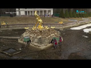 В Нижнем парке Петергофа началось снятие зимних футляров с фонтанной скульптуры