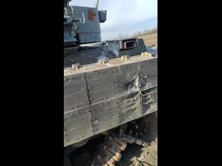 Подбитая и брошенная техника украинских боевиков под АвдеевкойВ районе Степового хуторяне бросили американский БМП Bradley