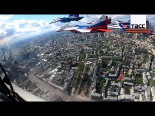 ▶ The Russian Ministry of Defense showed the Victory Parade from a height of 500 meters, from the cockpit of a fighter