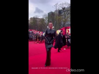 Ольга Бузова в черном кожаном платье с драпировкой покрасовалась на красной дорожке