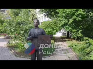 В День Победы донецкие журналисты принесли цветы к памятнику Евгению Халдею