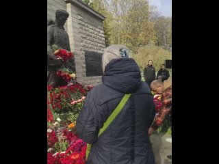 Таллинцы по традиции несли сегодня цветы к Бронзовому солдату  монументу павшим во Второй мировой войне. В 2007 году его перене