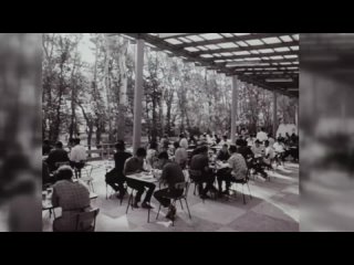 Крутые кадры из 1960-х – иностранные студенты жарят шашлык и играют в бадминтон в «Днестровских зорях»
