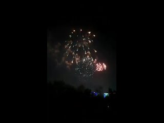 Estimados amigos, tuve mucha suerte a la hora de grabar para Ustedes los fuegos artificiales lanzados en Mosc por el Da de la