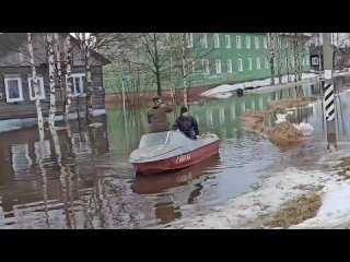 В Холмогорах размыло искуственную дамбу.