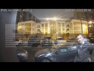 Житель Москвы заступился за жену, на которую неизвестный напал в подъезде. Теперь его обвиняют в умышленном причинении тяжких те