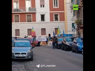Группа украинцев пыталась сорвать премьерный показ документального фильма RT Донбасс. Вчера, сегодня, завтра в Риме
