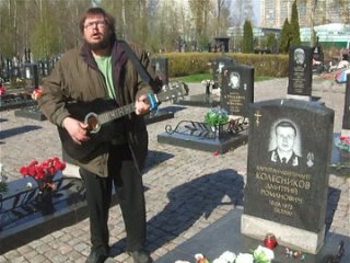 Могила Капитана Колесникова, он выжил после взрыва ПЛ Курск, но потом погиб в ней. Серафимовское кладбище. 9 мая 2024 года.