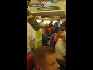 🇷🇺 Угрожал взорвать самолет и пытался открыть дверь: пьяный дебош на рейсе «Гуанчжоу - Москва»