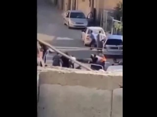 🇮🇱 ️🇵🇸 Imágenes horribles capturan a las fuerzas israelíes disparando en la cabeza a un joven palestino con los ojos vendados de