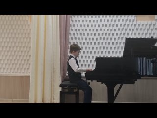 Дебют Миши на сцене в качестве пианиста. 2 класс. ЧДШИ N 1. “Танец“, И.Кореневская.