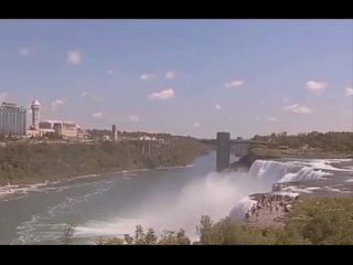 НЕОПОЗНАННЫЙ ОБЪЕКТ летит над Ниагарским водопадом, США.