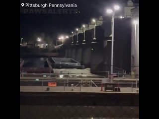 ☝️☢️🗣 - 🇺🇸Более 26 барж сорвались с буксира, перекрыв несколько мостов, в том числе мост Маккис-Рокс в Питтсбурге, штат Пенсильв