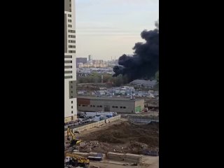 Густые клубы черного дыма засняли очевидцы на востоке Москвы. В районе Метрогородок загорелось неэксплуатируемое двухэтажное зда