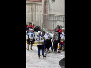 Прямо сейчас завершился один из полуфиналов по хоккею в рамках V спартакиады зимних видов спорта Якутии