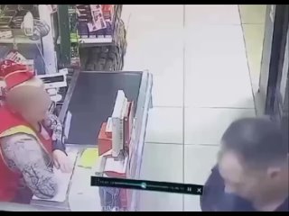 Житель Тихвина нанёс сильнейший удар в голову кассирше супермаркета