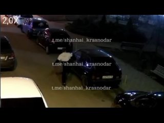 🧐 Мужчина разбил окно и проколол шины автомобиля в Краснодаре. При этом хулиган снимал все на телефон